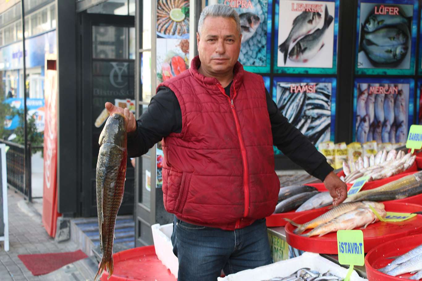 Alıcı ve satıcılar balık fiyatlarından memnun